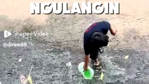 Tukang Sampah Membersihkan Jalan
