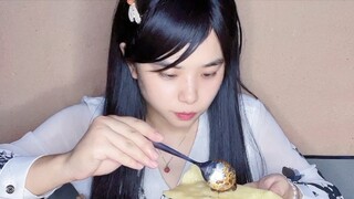 ثلاثة أشخاص يتقاسمون رغيفًا واحدًا! أطمح لأن أصبح امرأة أنيقة