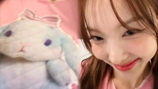 Chuyện này quá đáng lắm rồi! Lim Nayeon, mắt tôi bận quá!