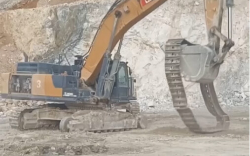 Operator ekskavator baru membutuhkan waktu dua menit untuk memperbaiki rantai yang putus!