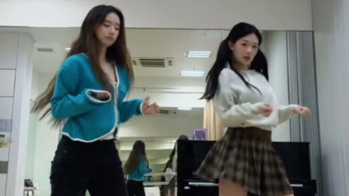 AOA «Rok Pendek»! Dua koreografi yang terlihat cantik apapun yang mereka kenakan!