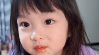这小孩吃口泡面像喝醉了一样