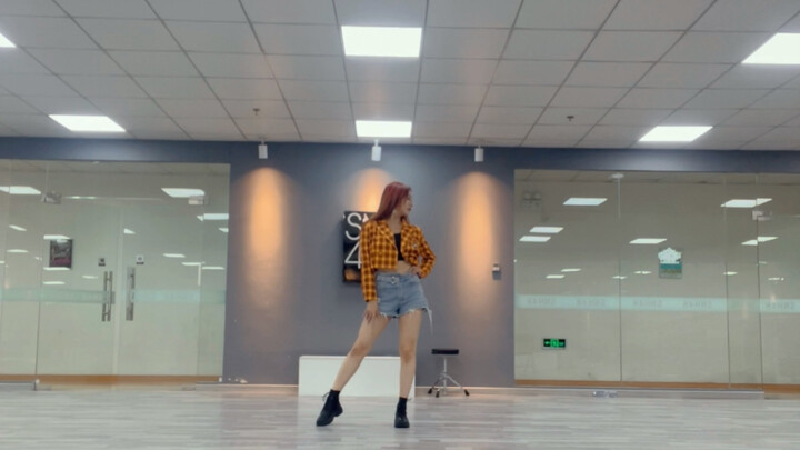 Wang Qiuru Snh48 menari mengikuti lagu "Dalla Dalla"