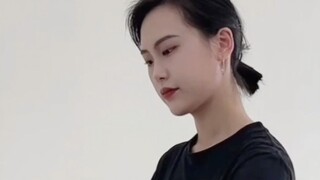 زميلة راقصة مذهلة! أعطني دستة منها! لا يمكنني نسيان معروفكم الكبير في حياتي!