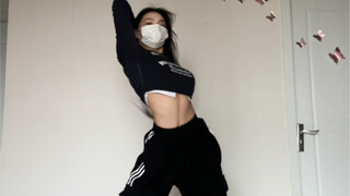 我妈就是NPC  我一靠近她就有任务#地宝编舞#worthit #条纹运动套装