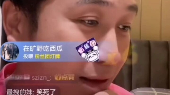 شاهد رد فعل بابا البائع على أغنية "ليو ده هوا"، ضحكتُ لدرجة أنني ذهبتُ مع سمكة القرش ذات الأسنان الض