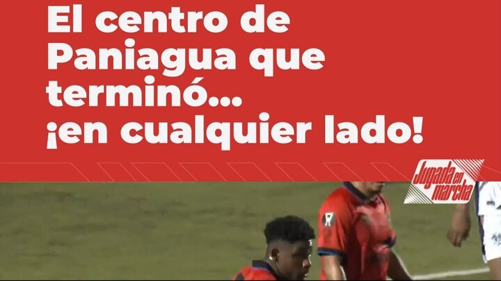 Erick Paniagua de Municipal en Concacaf quiso ponerla en el área y termino en otro lado