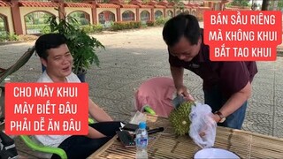 Khương Dừa biết bạn không biết khui sầu riêng bắt bạn khui bằng được để đãi các chú từ thiện.