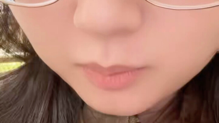 Biarin aku tunjukin ke kalian topi baru yang barusan aku beli…