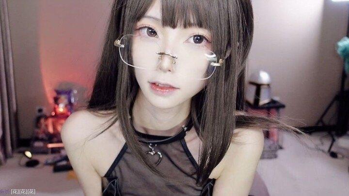 Bảy cái ba? Bộ trang phục tiểu ác ma do fan “bá đạo” tặng❤! Tín đồ kính mắt cực kỳ thích thú❥