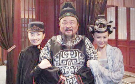 Behind-the-scenes photos of Detective Di Renjie. Fatty Di is a bit cute behind the scenes.