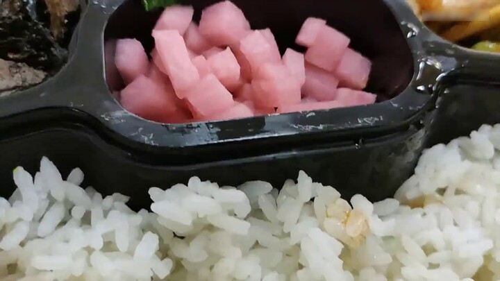 A Tsinghua student went to Peking University to take classes and was stopped by security. As a resul