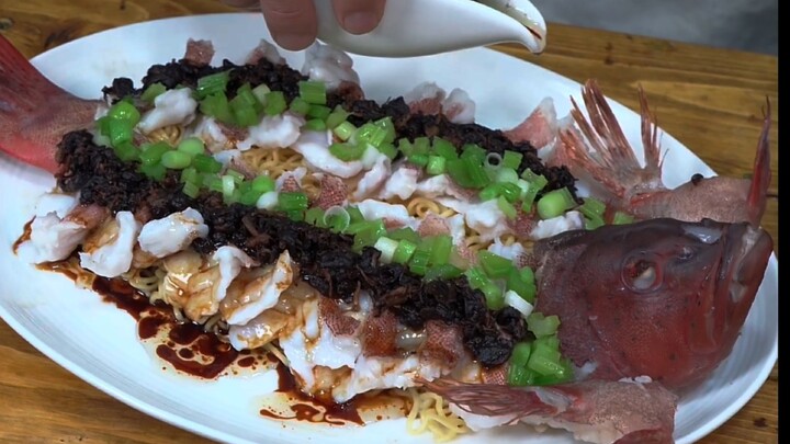 Cắn một miếng, tim hơi nhói nhưng miệng thì đang ăn uống tưng bừng!