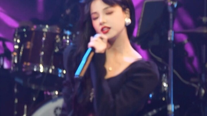 عندما توقفت عن أن أكون فتاة لطيفة... الأغنية الجديدة غير المنشورة "it's ok"، التي قدمتها النجمة الاص