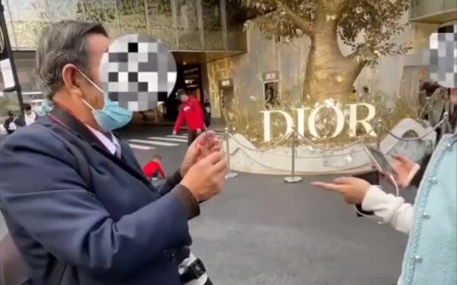 Di Shenzhen, Guangdong, seorang pria diinterogasi karena mengambil foto jalanan seorang wanita canti