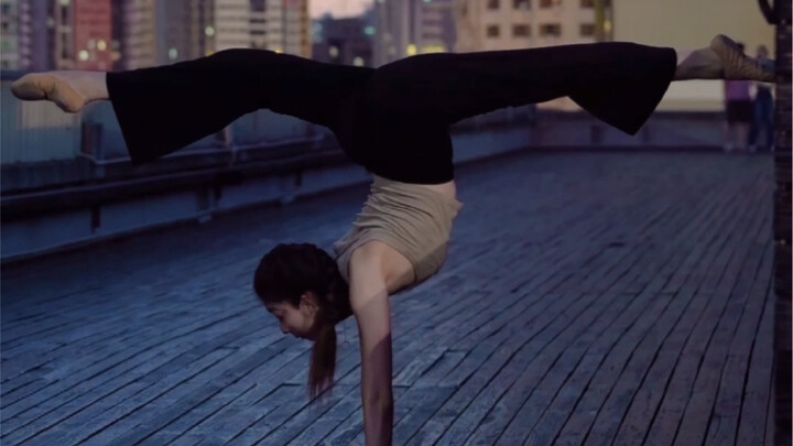 Let's give a handstand straddle a try!