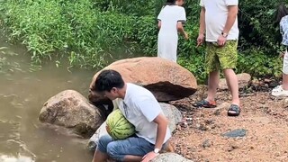 男子本想用河水冰西瓜，没想到成功放生一个西瓜！！