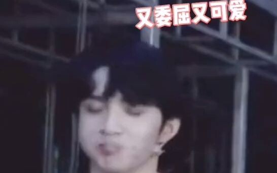 ليو ياو ون، بسبب تورم وجهه وعدم قدرته على التحكم بسيلان لعابه، اضطر باستمرار إلى ضم شفتيه وامتصاص ال