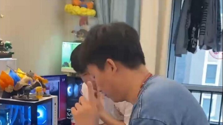 โชว์ทักษะเล่นเปียโนสุดเจ๋ง ชาวเน็ตดูแล้วร้องว่า “เขาเล่นเก่งจริงๆ!”