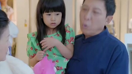 Kakek, demi membuat cucunya senang, sampai-sampai membeli boneka Si Kambing Ceria untuk dibawa pulan