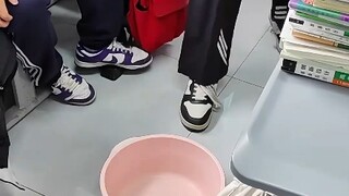 老师感觉有些很幼稚，但能在紧张的高三时段舒缓一下压力！！