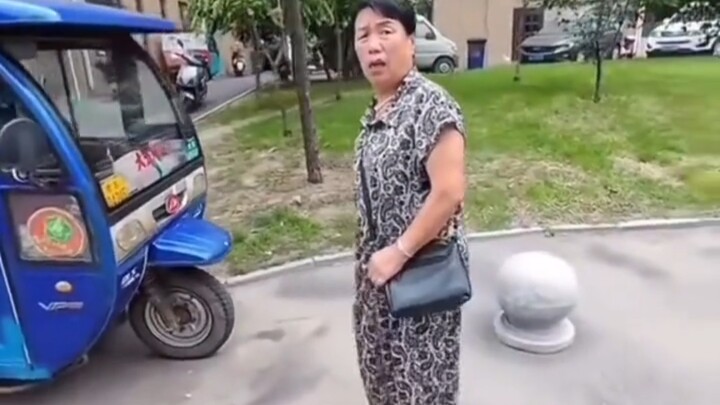 Giả vờ bị chó cắn để trêu bà cô
