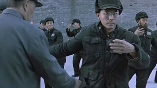 Khi Phổ Nghi mới vào tù, ông thậm chí còn không thể cài được cúc áo.