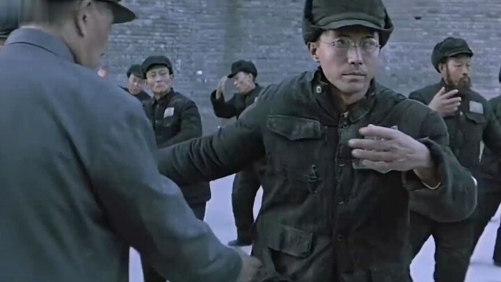 溥仪刚进监狱时，还不会系扣子，故事片