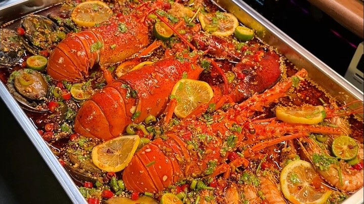 It’s so hot I’ve got no appetite for anything—time for a late-night seafood feast in spicy brine!