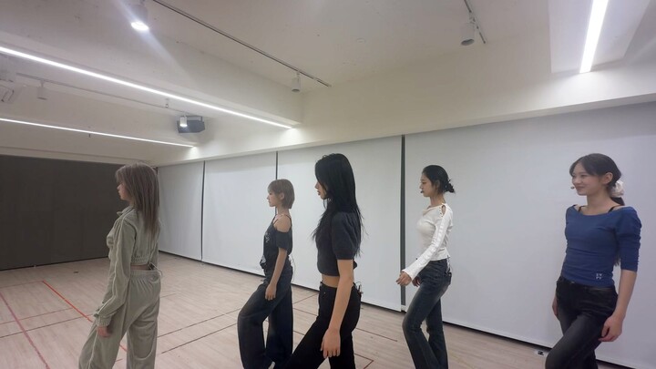 [KiiiKiii] Mengirimkan kepada kalian versi pantauan jalur kamera untuk ‘404 (New Era)’