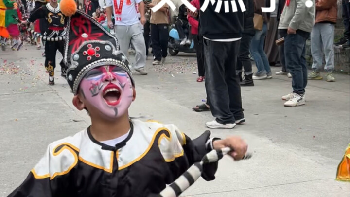 See the classic snake dance again! Chen Tianle, the young master of Xilou, performs a high-energy pe