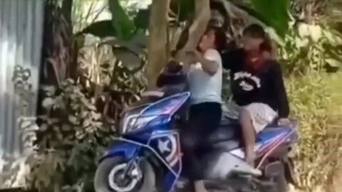 Akibat kelaman Jomblo sampe ciuman sama pohon😂