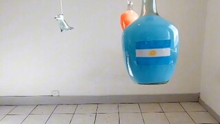 玻璃瓶互撞爆破解压时刻
