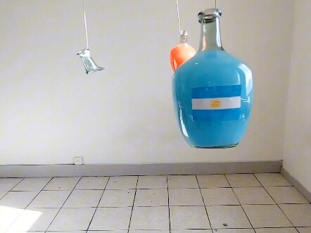 玻璃瓶互撞爆破解压时刻