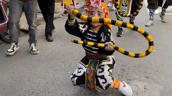 Saksikan lagi tarian langkah ular klasik, dan tarian perang Tiongkok telah berubah seiring berjalann