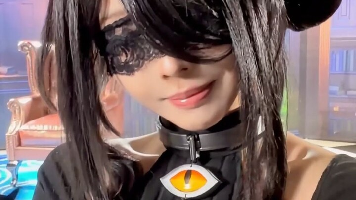 It’s the black-feathered lace eye mask!