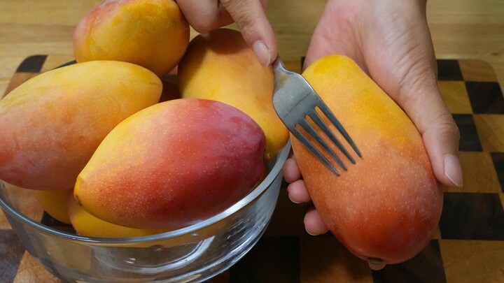Mangoes are ripe! Today, I'm sharing four super practical methods to enjoy mangoes without getting y