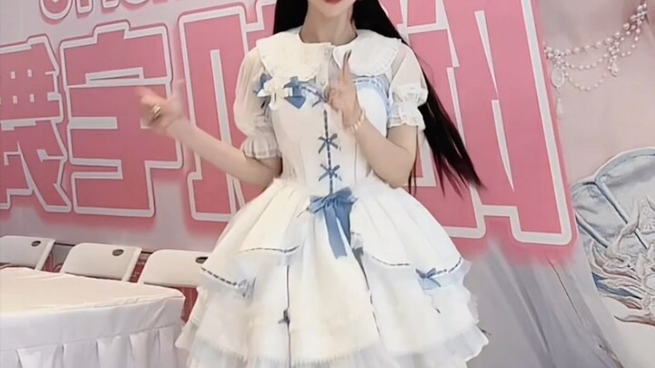 Little butterfly steps! Got it! I wore the same skin at yesterday's offline event~