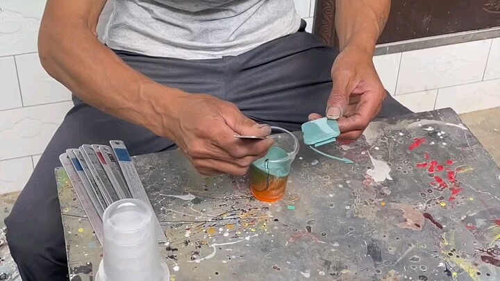 A 55-Year-Old Color Matcher’s “Color Magic”: From Matching Shades on a Palette to Pressure Filling, 