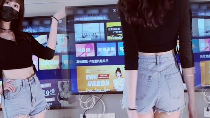 excuse me excuse me your girlfriend just finished her housework and came to dance