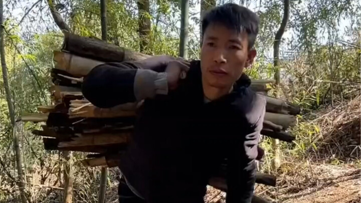 When I was young, I could kick ten bamboos like this. Now, I can use the axe to chop them quite easi