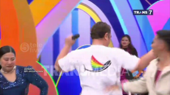 Bajunya di Bagian Depan ada Logo Trans7, dan Bajunya di Bagian Belakang ada logo Indosiar 😅🤣