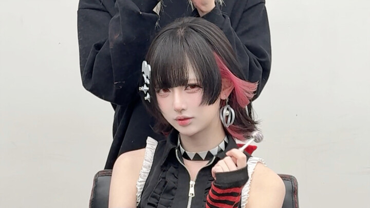 Shark Sister really showed up at the concert and got completely stan-dropped!