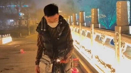 Tadinya mau nyalain kembang api, sayangnya