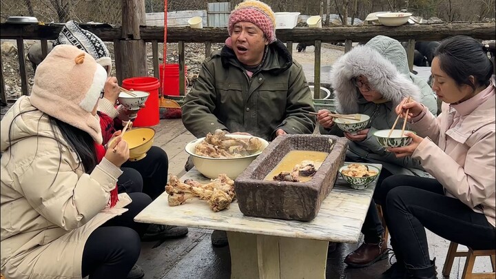Today, several female fans came to try the communal pot meal and cooked a seafood soup to treat them