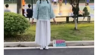 湖北武汉一女孩在校园内蒙着眼睛， 站路边“自由拥抱”