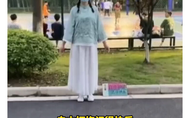 湖北武汉一女孩在校园内蒙着眼睛， 站路边“自由拥抱”