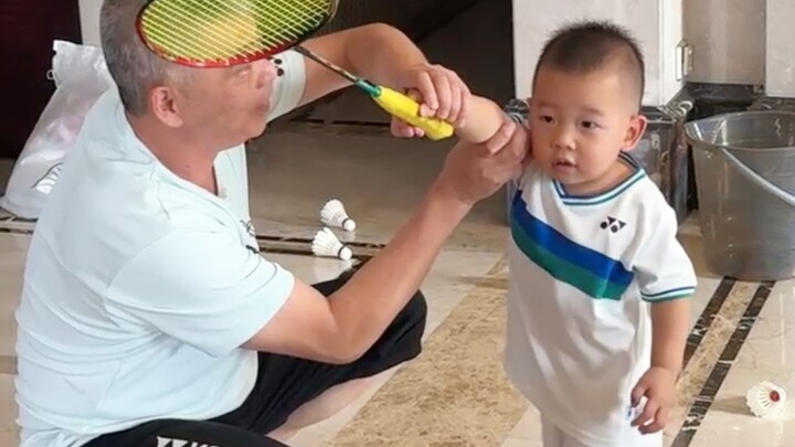 2-Year-Old Badminton Champ Is No Joke 🏅️ After Grandpa’s coaching, Dengge’s accuracy skyrockets to 1