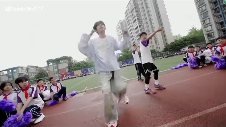 تشين جون مينغ يقدّم عرضًا راقصًا في الحرم الجامعي