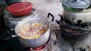 แกงฟักทองใส่หมูสามชั้น  : ทำกับข้าวรอพ่อกับแม่กลับจากนาครับ!!
